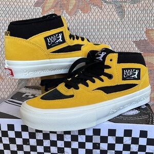 Vans • WMNS Skate Half Cab
Bruce Lee Black/Yellow
VN0A5FCDY23
Sneakers